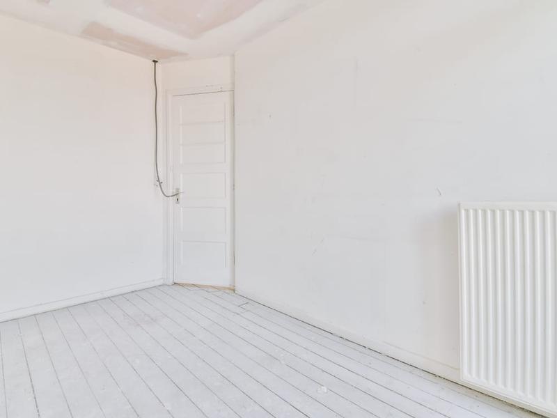 Smooth, primed white wall ready for its first coat of paint